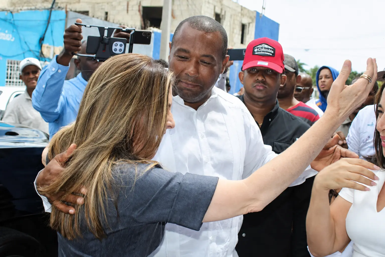 Ramón de los Santos junto a Carolina Mejía durante una actividad comunitaria