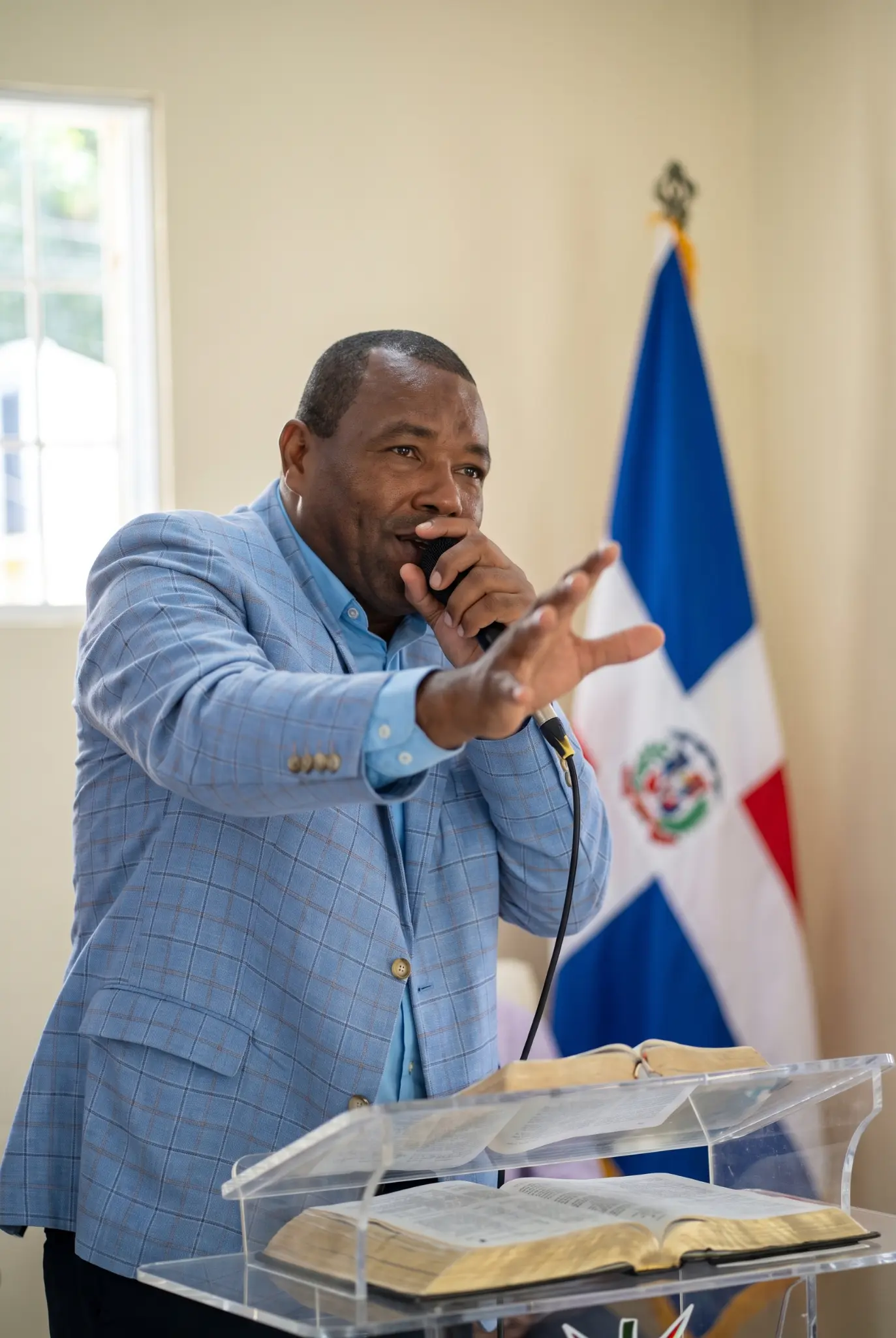 Ramón de los Santos predicando en la Iglesia Peniel