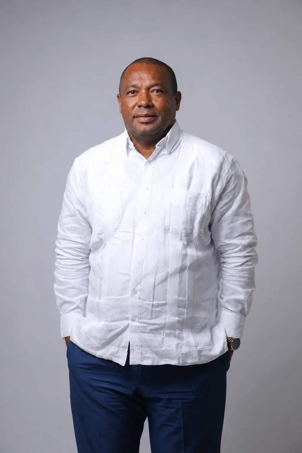 Ramón de los Santos con camisa blanca